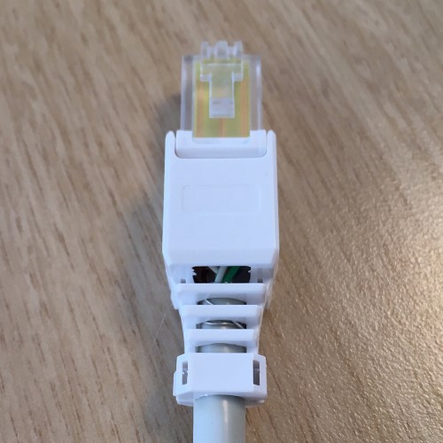 Aperte o conector sem ferramentas