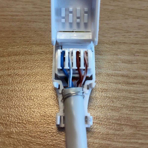 Insira os pares de fios no conector sem ferramentas.