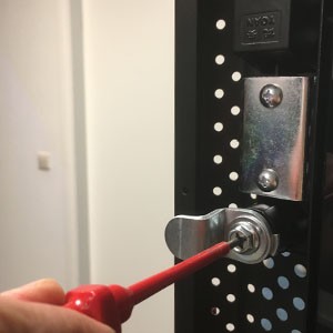 Instalação de porta de bastidor de servidor ou armário de parede