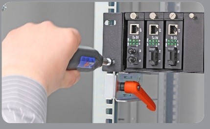 Ferramenta para montagem de acessórios em armários de servidor de 19 pol.